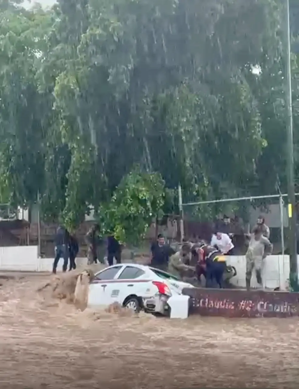 Fuertes lluvias en Culiacán adultos mayores son rescatados de un auto arrastrado por arroyo