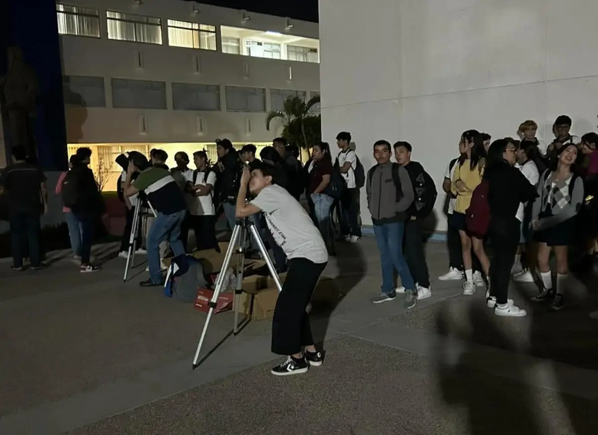 La UAS te invita  a la observación global de la Luna y Saturno.