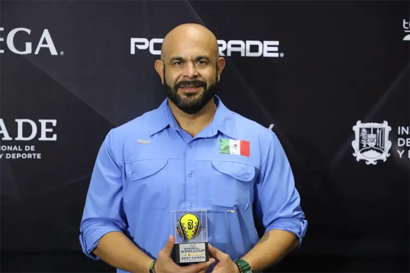 Jorge Sandoval Rocha, reconocido como Mejor Entrenador, guía con pasión y liderazgo a la Selección Mexicana Sub-18 de Beisbol Five. Foto: ISDE