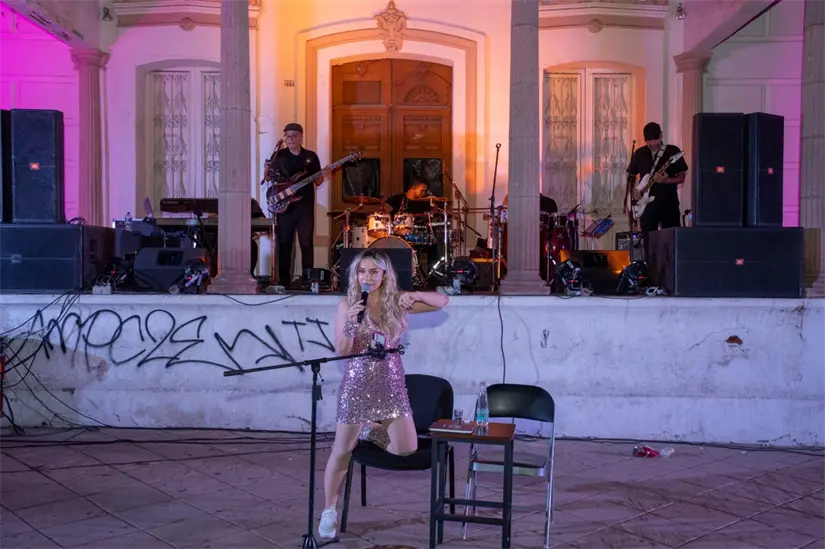 Con todo su profesionalismo y a pesar de una lesión en el pie, la cantante Orenda Gerardo tuvo una presentación impecable.