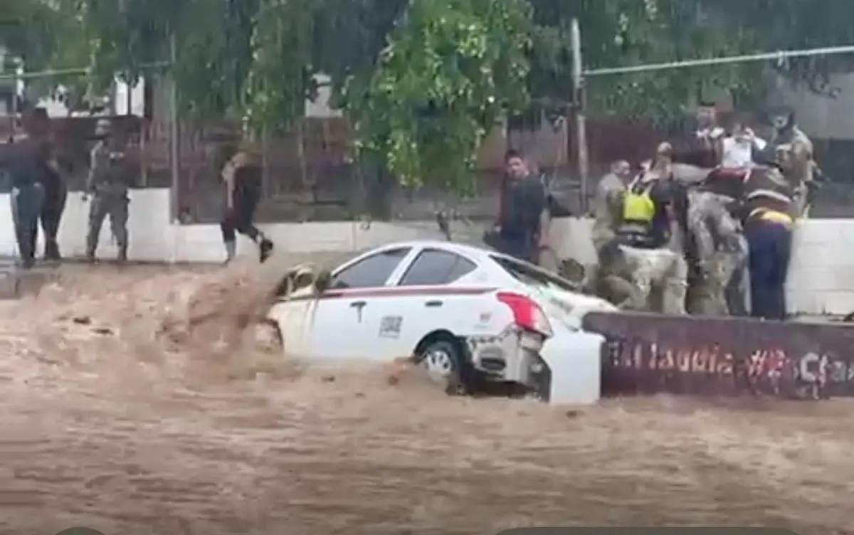 Fuertes lluvias en Culiacán: adultos mayores son rescatados de un auto arrastrado por arroyo.