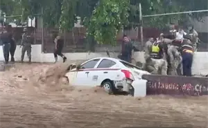 Video Viral. Rescatan a adultos mayores atrapados en un taxi durante lluvias en Culiacán