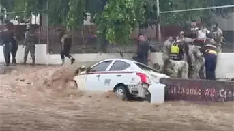 Video Viral. Rescatan a adultos mayores atrapados en un taxi durante lluvias en Culiacán