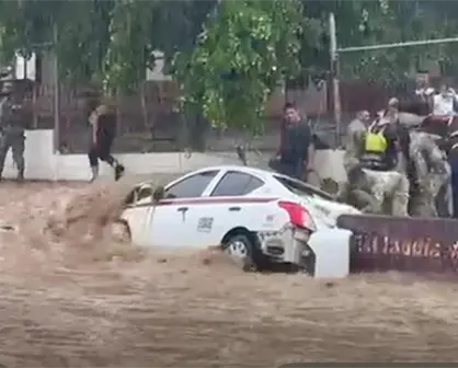 Video Viral. Rescatan a adultos mayores atrapados en un taxi durante lluvias en Culiacán