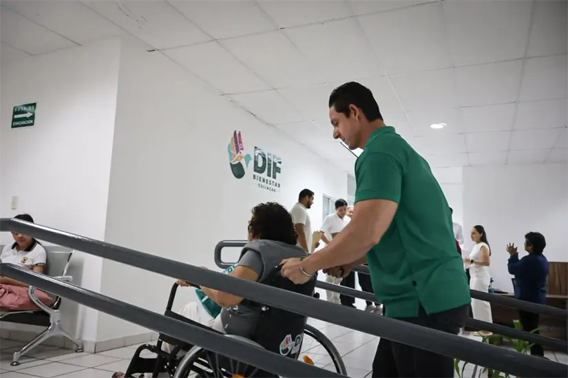 Con apoyo del DIF Municipal, personas con discapacidad reciben sillas de ruedas en Culiacán. Foto: Ayuntamiento de Culiacán