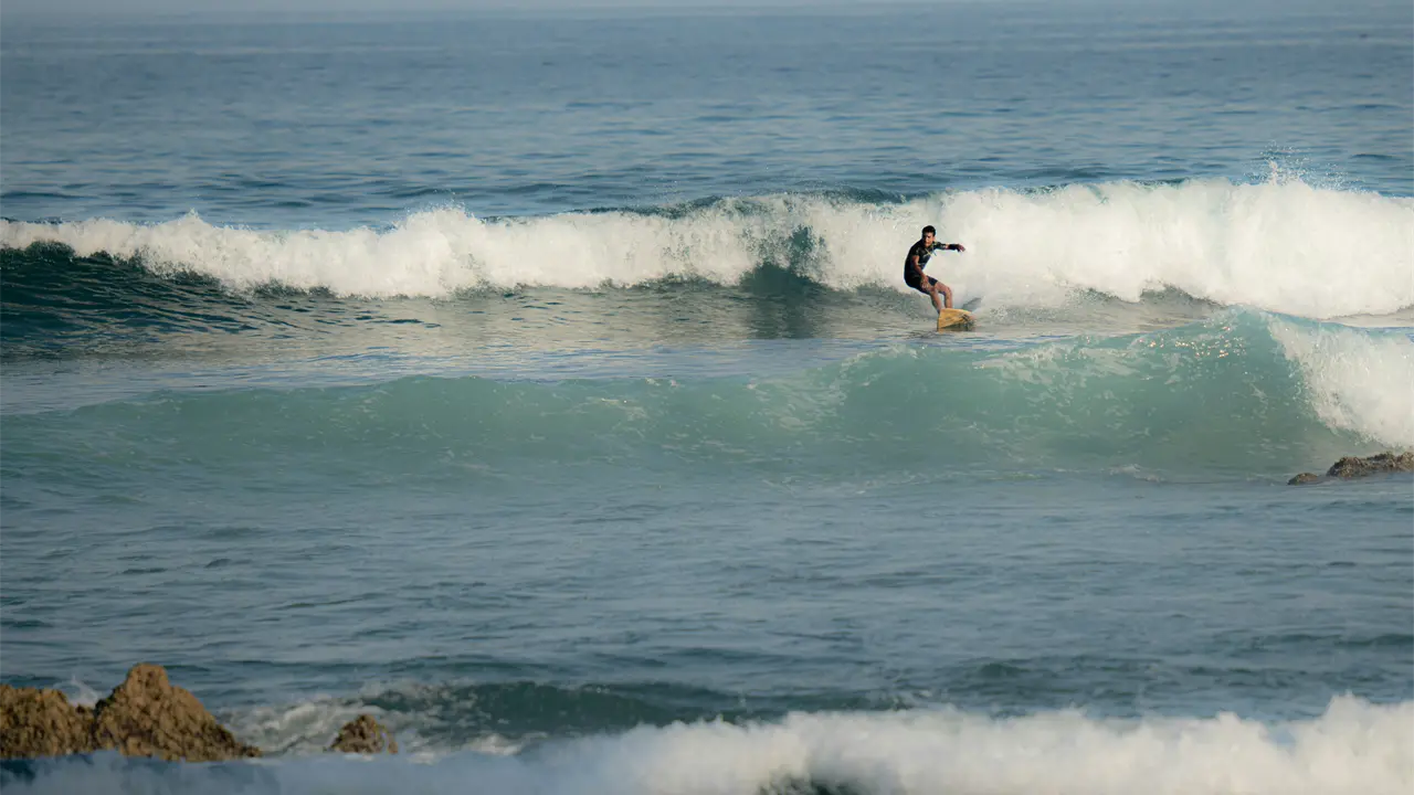 Esta es la mejor temporada para disfrutar del surf en Baja California Sur. Foto: Unsplash.