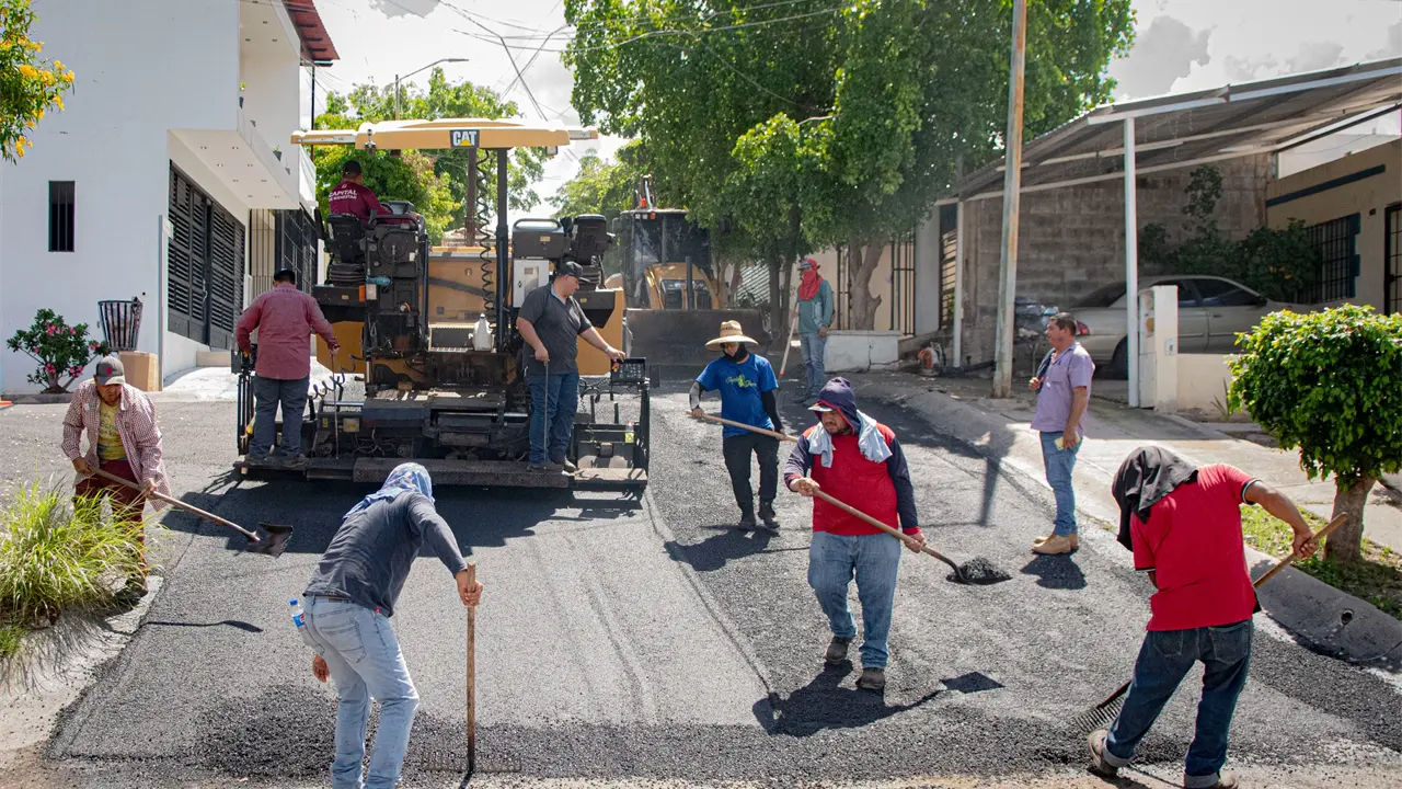 Cuadrillas municipales realizan trabajos de reencarpetado y bacheo para mejorar las vialidades de Culiacán. Foto: Ayuntamiento de Culiacán