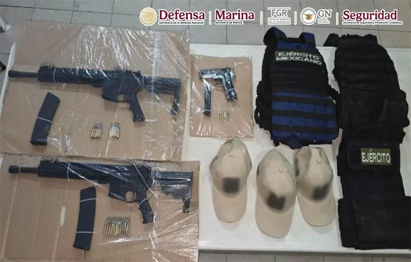 Operativo en Tabasco asegura a tres hombres con marihuana, armas y ponchallantas vinculados a extorsión.