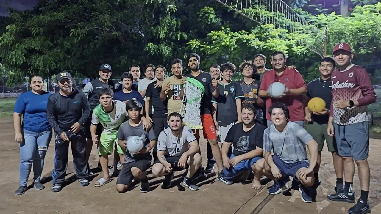 Entregan material deportivo a niños y jóvenes de la colonia Buenos Aires y refuerzan su pasión por el voleibol. Foto: IMDEC