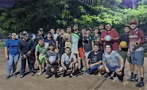 Niños y jóvenes de la colonia Buenos Aires en Culiacán reciben material deportivo y celebran con entusiasmo el voleibol