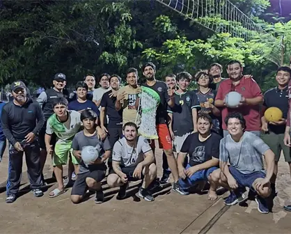 Niños y jóvenes de la colonia Buenos Aires en Culiacán reciben material deportivo y celebran con entusiasmo el voleibol