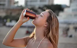 Diputados aprueban prohibir venta de bebidas energéticas a menores: ¿Cuándo entra en vigor?