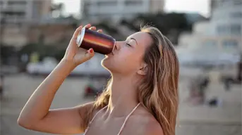 Diputados aprueban prohibir venta de bebidas energéticas a menores: ¿Cuándo entra en vigor?
