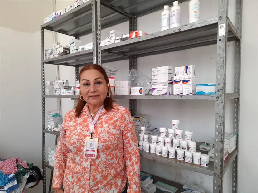 Entrega de medicamentos donados a familias que carecen de recursos para comprarlos.