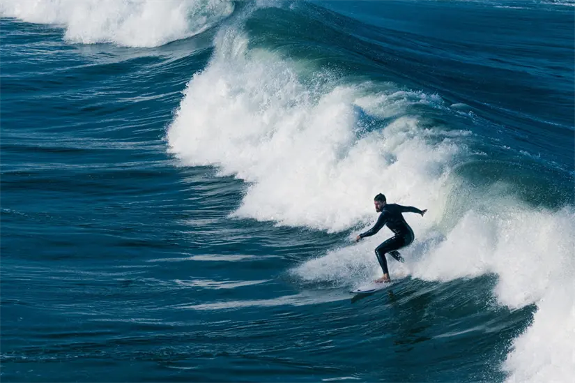 Playa San Juanico cuenta con las olas más grandes de Baja California Sur. Foto: Freepik. 