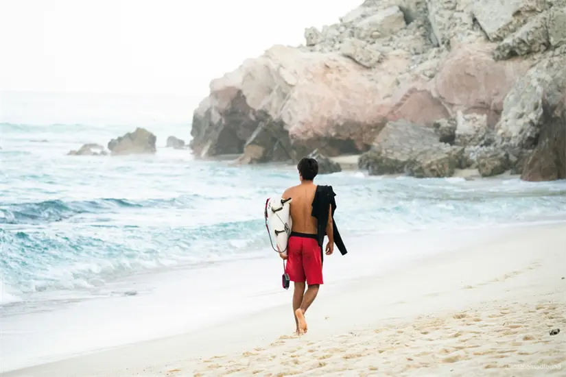 Conoce la mejor temporada para surfear en Baja California Sur. Foto: Unsplash. 