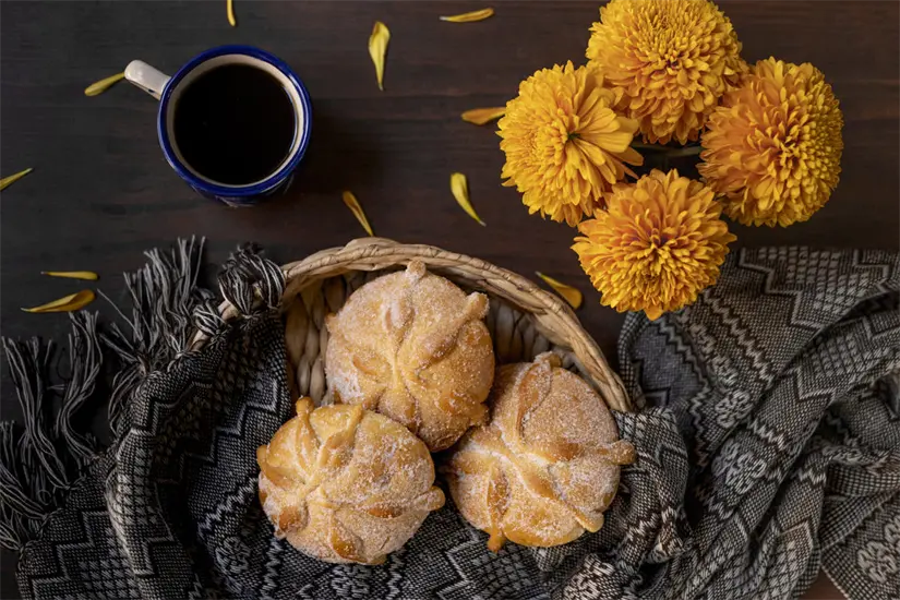 Disfruta de un pan de muerto auténtico en Michoacán. Foto: Freepik.