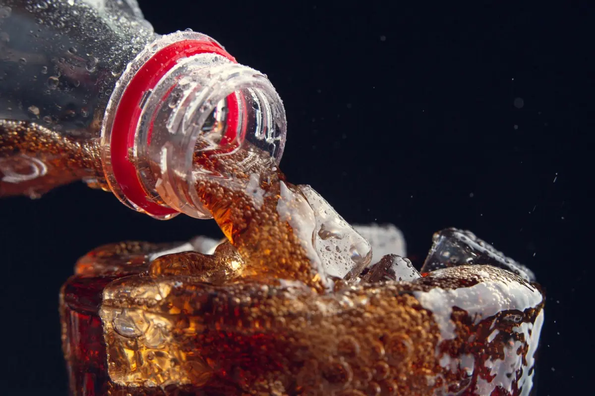 Los refrescos sin azúcar suelen ser una alternativa para muchas personas respecto a los refrescos tradicionales. Foto: Freepik