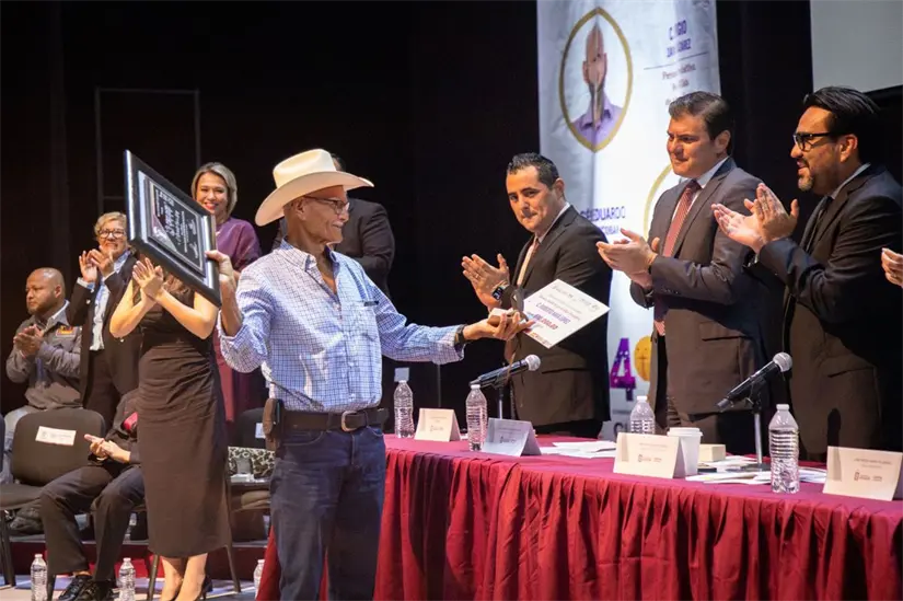 Roberto Nava López, ejemplo de vitalidad y emprendimiento, sigue aportando a Culiacán con su negocio de mariscos. Foto: Ayuntamiento de Culiacán