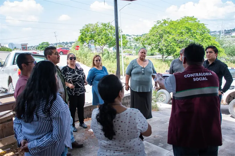 Comité ciudadano evalúa obra de pavimentación en la colonia Francisco Alarcón. Foto: Ayuntamiento de Culiacán