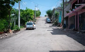 Vecinos supervisan avances en pavimentación de la calle Ernesto Canto en Culiacán