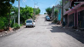 Vecinos supervisan avances en pavimentación de la calle Ernesto Canto en Culiacán