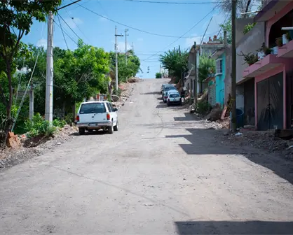 Vecinos supervisan avances en pavimentación de la calle Ernesto Canto en Culiacán