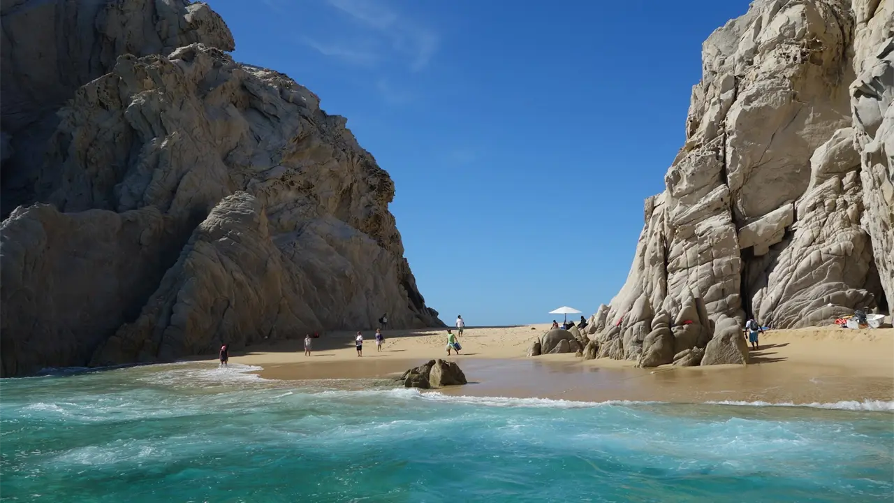 Esta es la menara en la que puedes llegar hasta Playa de los Amantes. Foto: BeachSearcher.