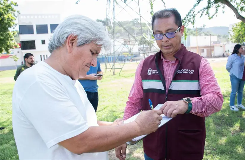 Vecinos supervisan obra de iluminación en bulevar Agricultores. Foto: Ayuntamiento Culiacán