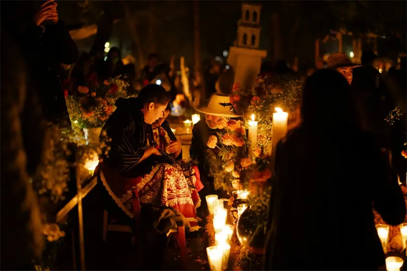 Disfruta de recorridos por el Panteón de Mezquitán durante el Día de Muertos. Foto: Unsplash. 
