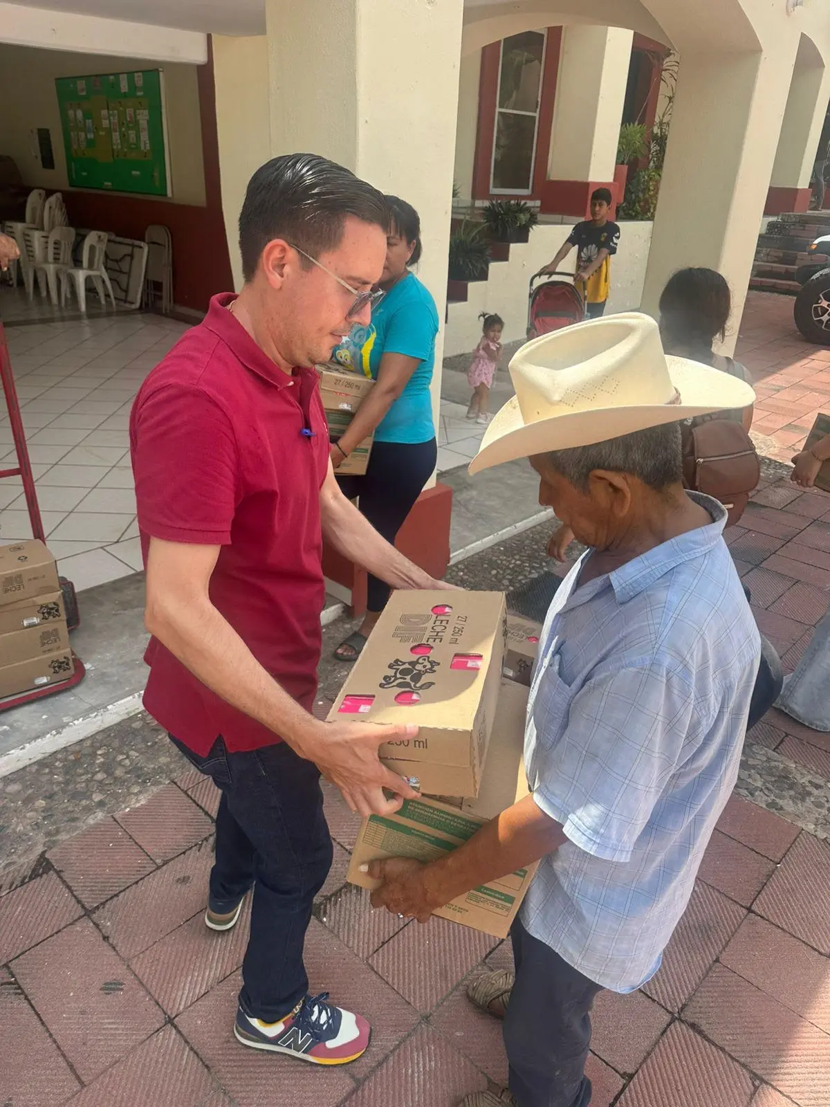 DIF San Ignacio entrega despensas y ropa a familias desplazadas de El Lodazal