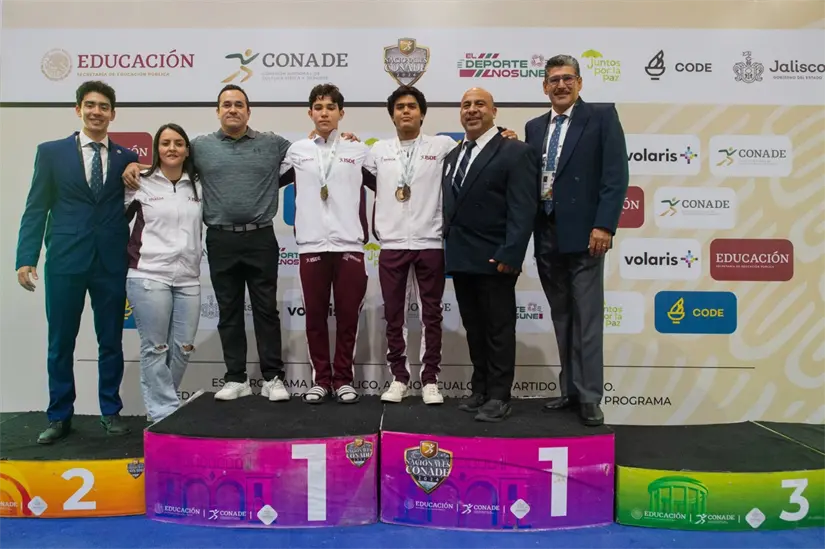 Aarón Ibarra y Gael Rosales conquistan medallas para Sinaloa con apoyo del entrenador Salvador Valle. Foto: ISDE