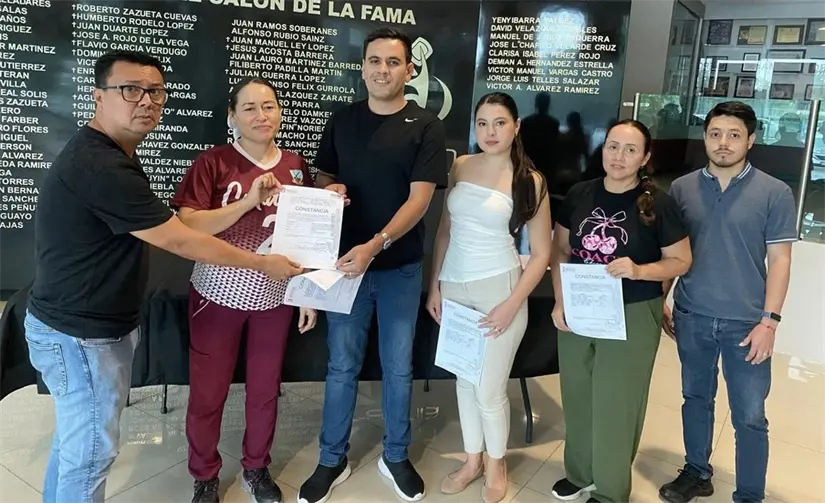 IMDEC entregó constancias a líderes de Hockey y Pádel, comprometidos a impulsar el deporte en Culiacán. Foto: IMDEC