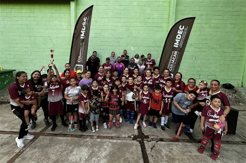 Con entusiasmo, los niños se preparan para la Baja Hockey Cup 2025 bajo la guía de Beltrán. Foto: IMDEC