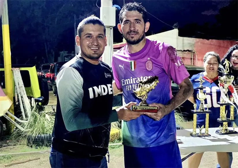 José Sicairos, campeón goleador, demuestra que el esfuerzo siempre se premia. Foto: IMDEC
