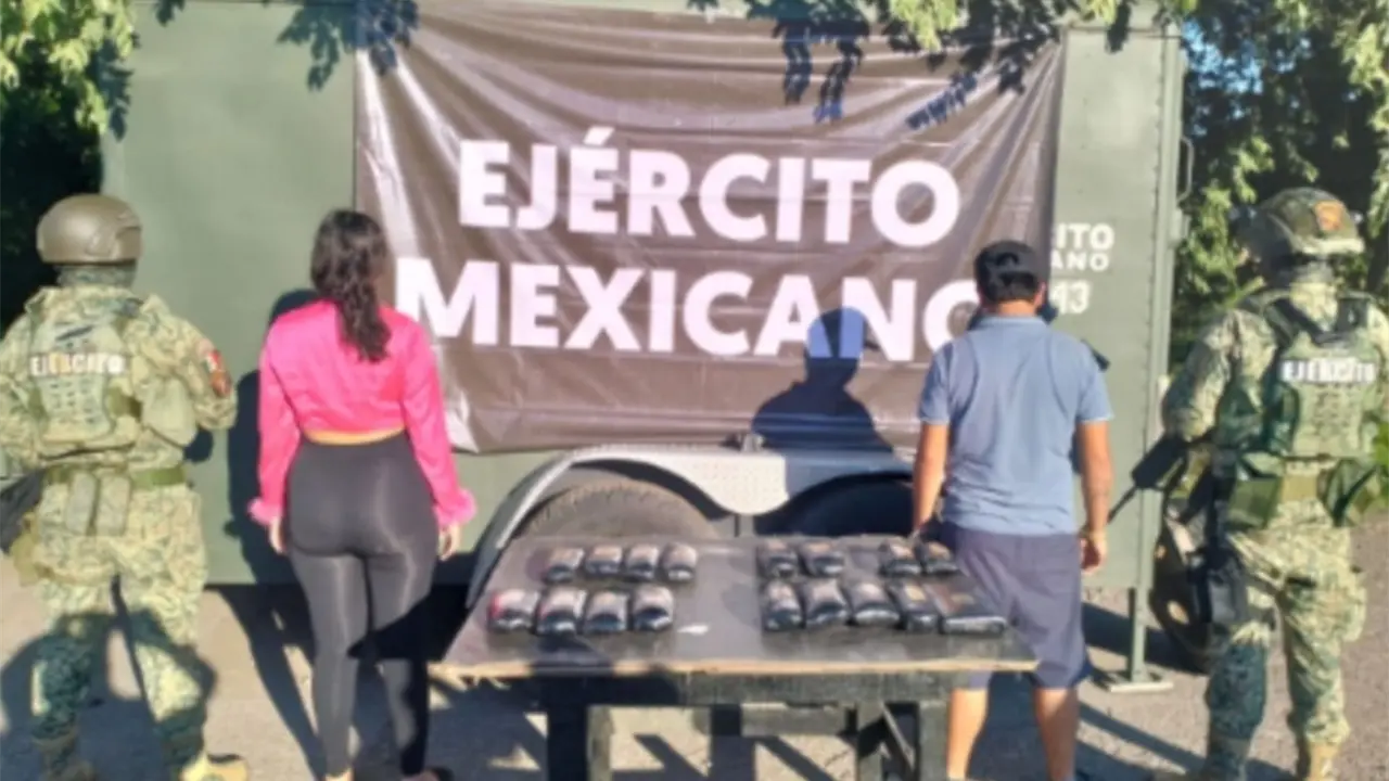Una pareja fue asegurada en el municipio de Ahome tras localizar droga en su vehículo durante una revisión en la Carretera México 15.