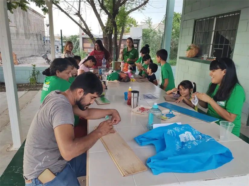 Niños y niñas junto a sus papás en la colonia Las Coloradas dan nueva vida a su parque con reciclaje y mensajes positivos. Foto: Juan Madrigal