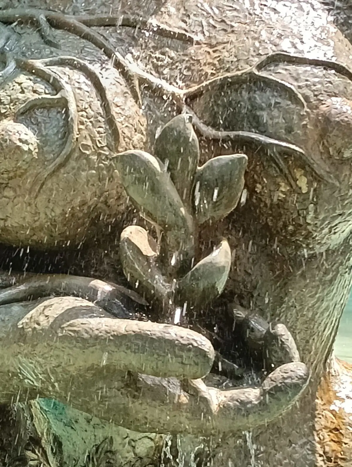 En la mano derecha, la escultura sostiene un nopal.