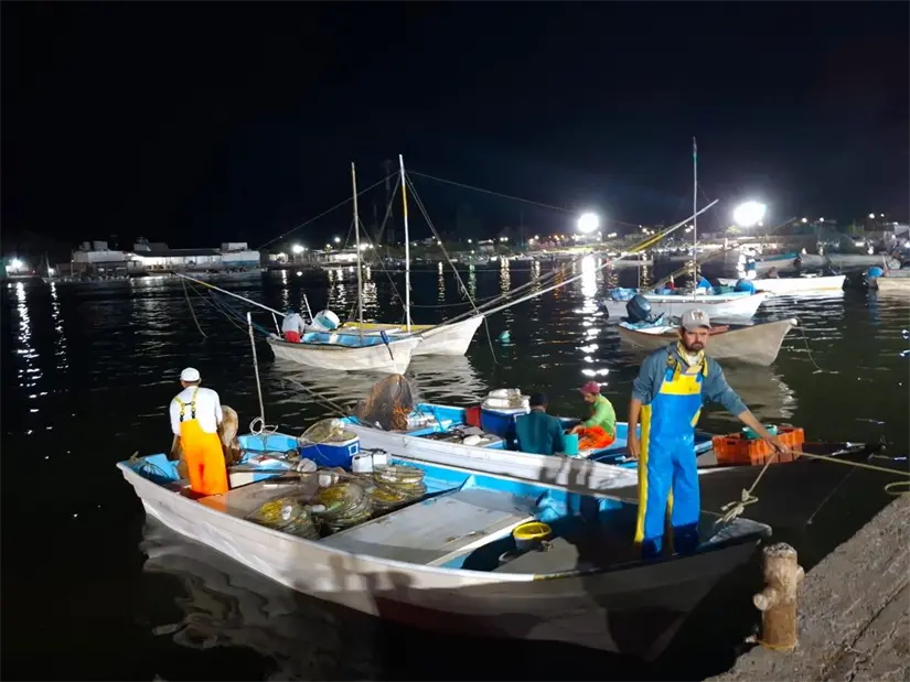 Pescadores de La Reforma parten de madrugada en busca de jaiba en la Bahía de Santa María