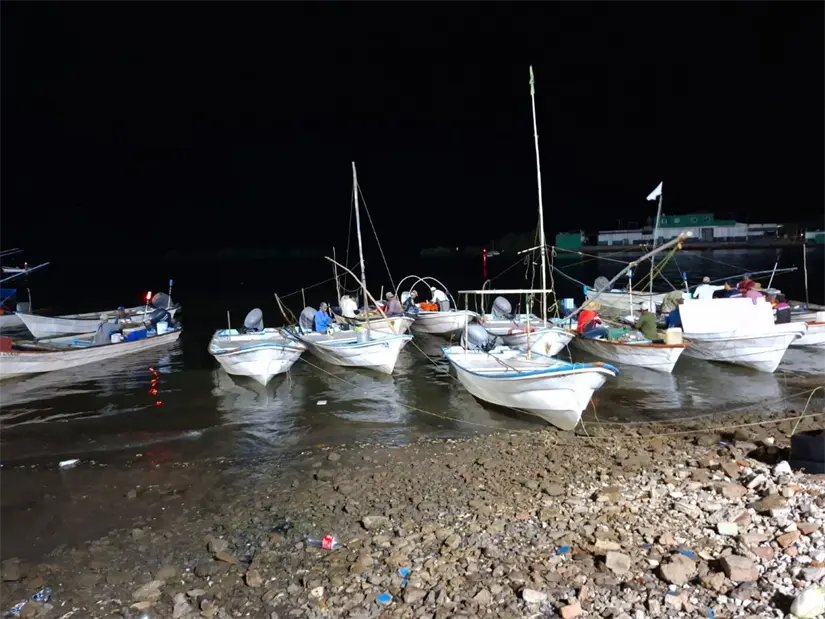 Pescadores de La Reforma parten de madrugada en busca de jaiba en la Bahía de Santa María.