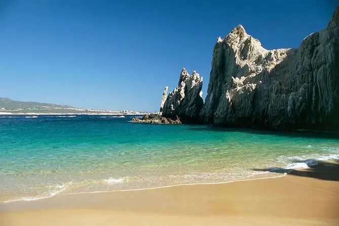 Pasa una vacaciones de aventura en Playa de los Amantes. Foto: Tripadvisor. 