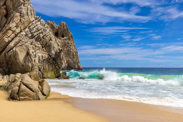 Conoce cómo puedes llegar hasta la Playa de los Amantes. Foto: Depositphotos.