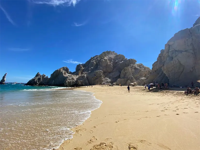 Disfruta de la bella Playa de los Amantes, en Cabo San Lucas. Foto: BeachSearcher.