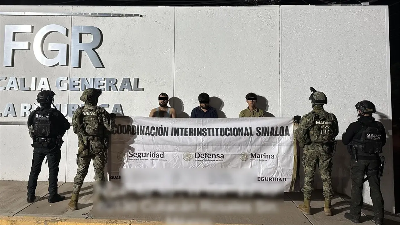 Durante patrullajes en Lo de Bartolo y La Guamuchilera, las fuerzas armadas enfrentaron a hombres armados; uno de ellos perdió la vida y tres más fueron detenidos.