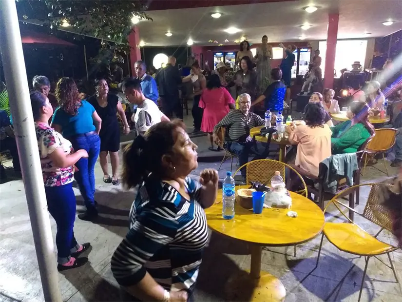 Todos los domingos se prende el baile en el Parque Revolución.