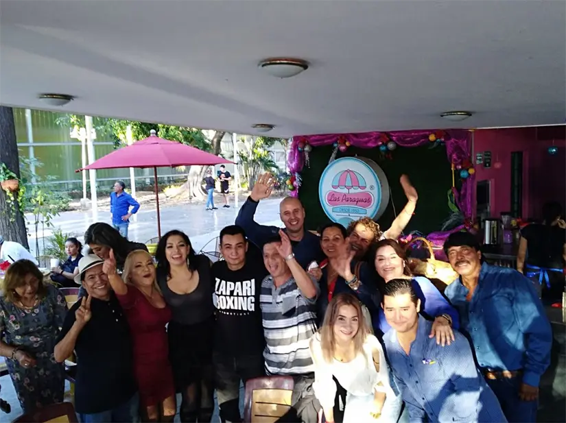 Grupos de amigos se reúnen para disfrutar la tarde de domingo en el Parque Revolución.