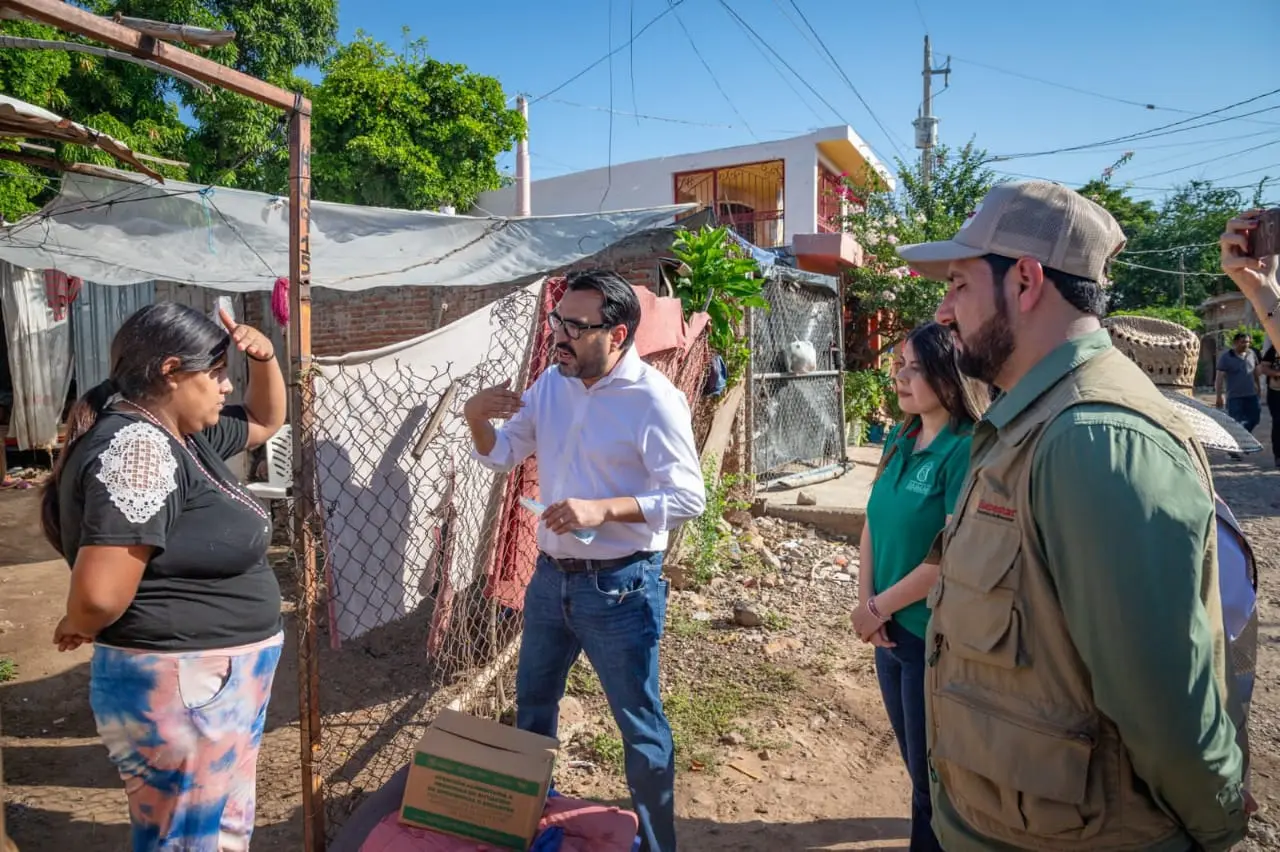 El alcalde de Culiacán, Juan de Dios Gámez Mendívil entrega apoyos a familias por daños de lluvias. Foto: Ayuntamiento de Culiacán