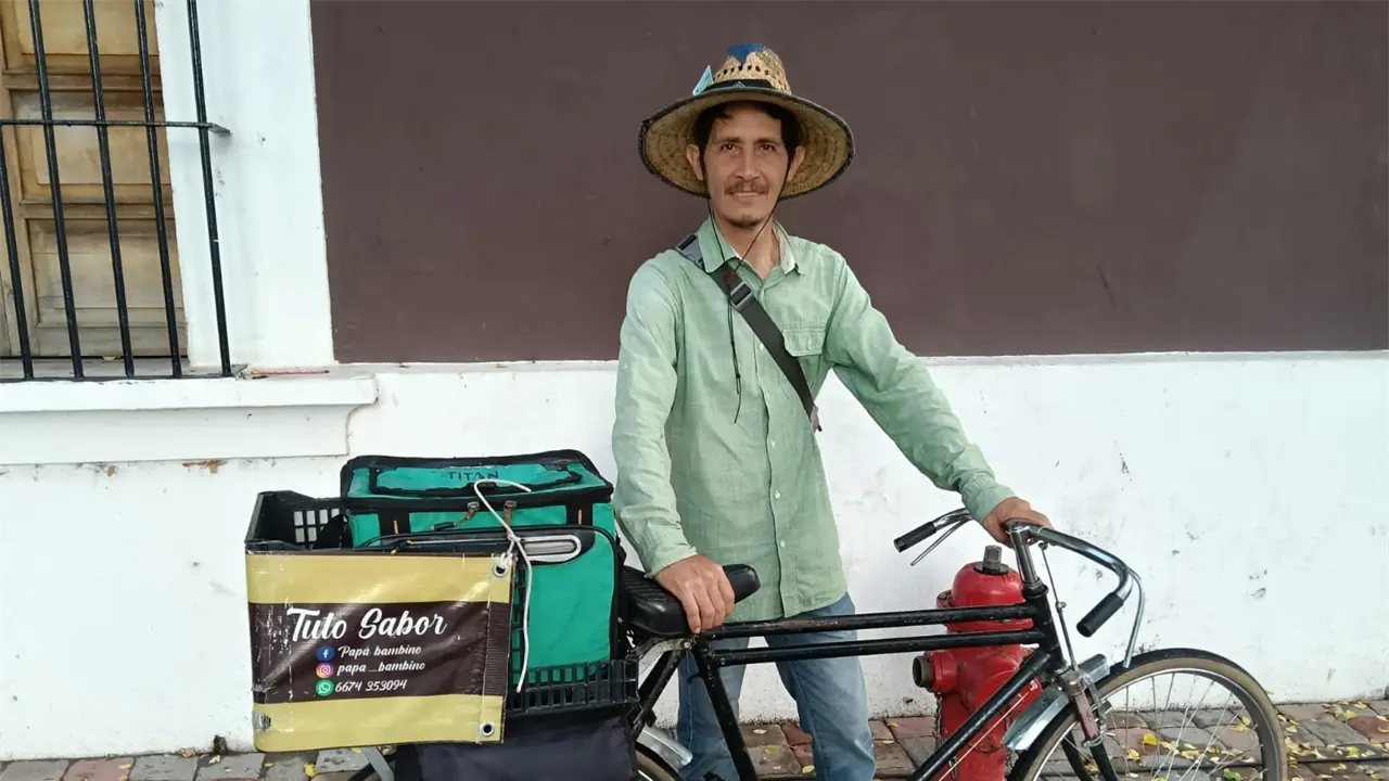 José Maday circula en su bicicleta por Culiacán. Con su negocio Papá Bambino lleva sus baguettes artesanales.