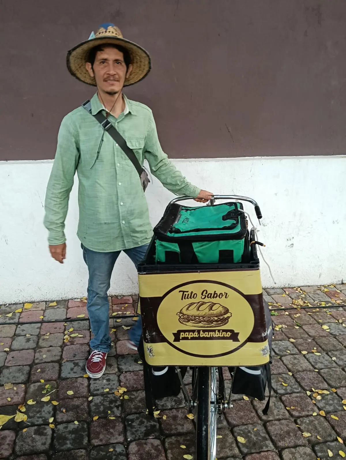 José Maday lleva en su bicicleta sabor con sus baguettes por todo Culiacán.