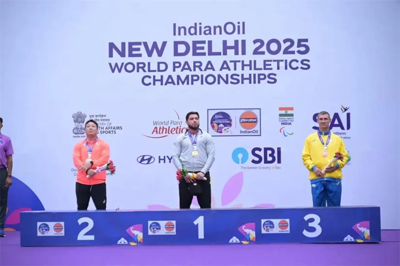 Luis Carlos López recibió su medalla de oro  en la prueba de lanzamiento de disco  F37 en el Mundial de Para Atletismo New Delhi 2025